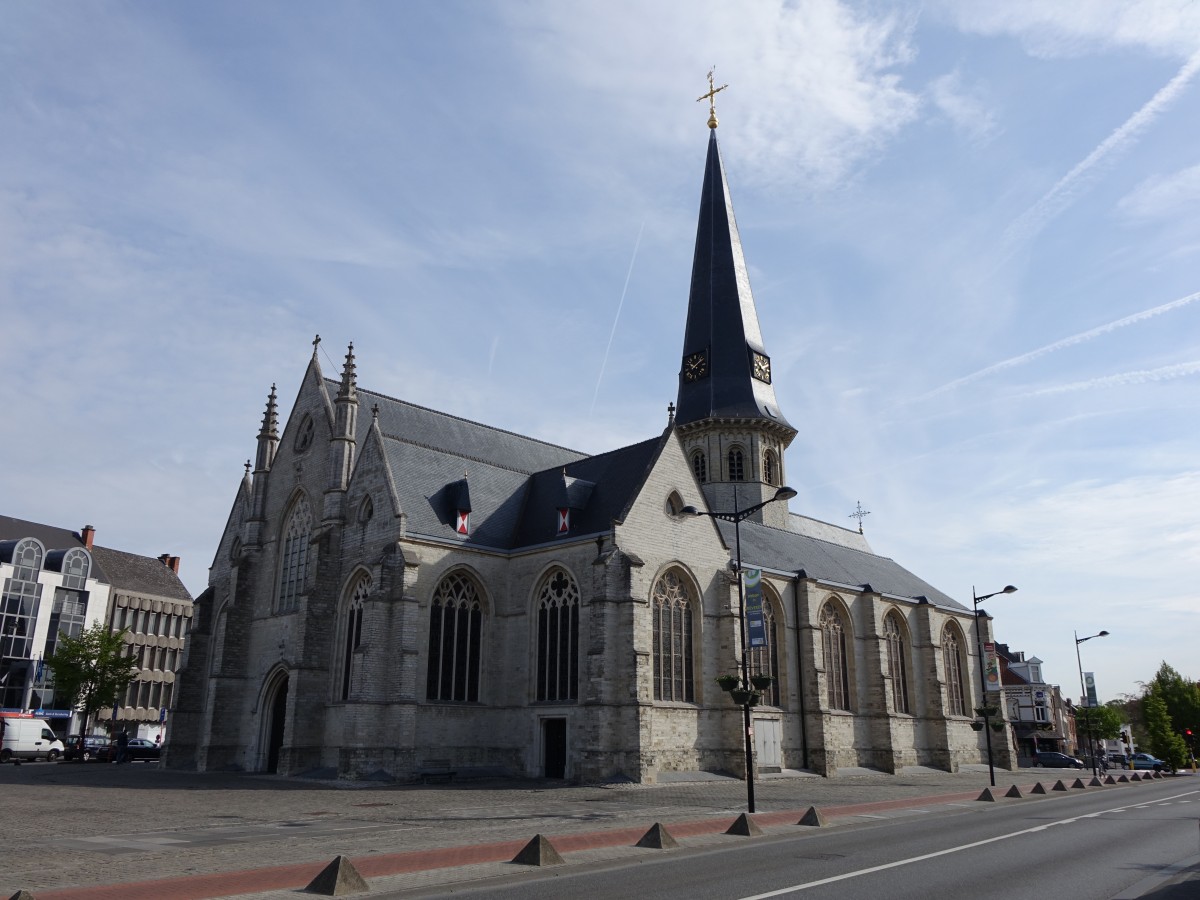Beveren, Sint Martinus Kirche am Grote Markt, erbaut im 11. Jahrhundert, erweitert von 1839 bis 1840 (29.04.2015)