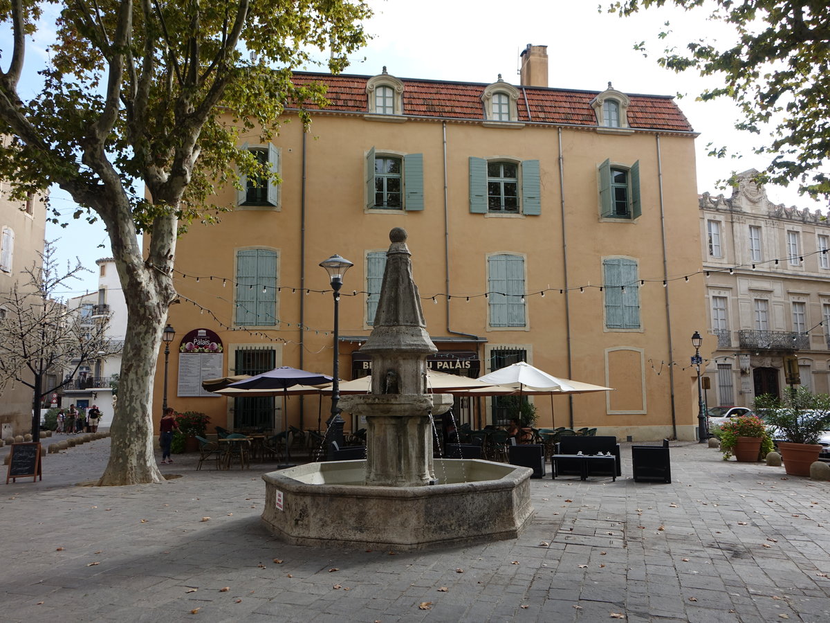 Beziers, Brunnen am Plan Monseigneur Blaquire vor der Kathedrale (29.09.2017)