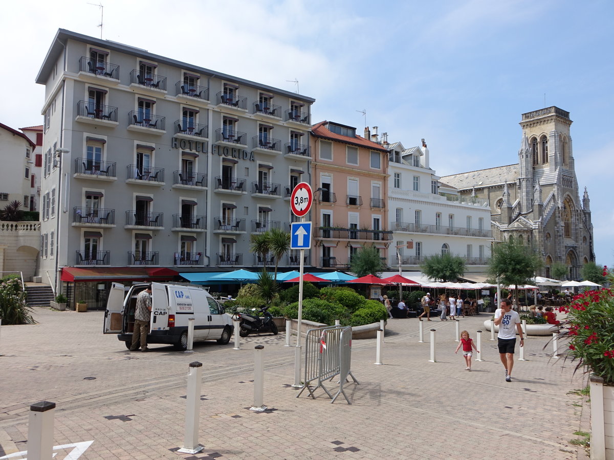 Biarritz, Gebude und St. Eugenie Kirche am Place Saint-Eugenie (26.07.2018)