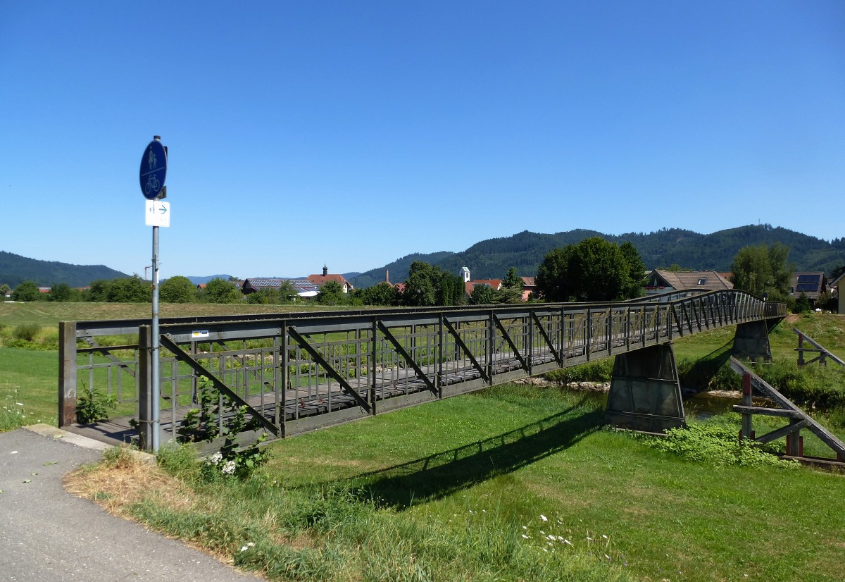 Biberach, Blick ber die Kinzigbrcke auf den Ort, Aug.2015