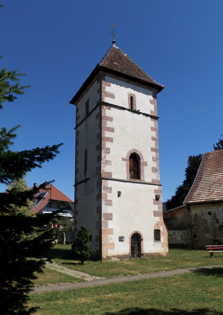Biberach, erhalten gebliebener Kirchturm auf dem alten Kirchplatz, beherbergt eine Gedenksttte fr den Frieden, Aug.2015