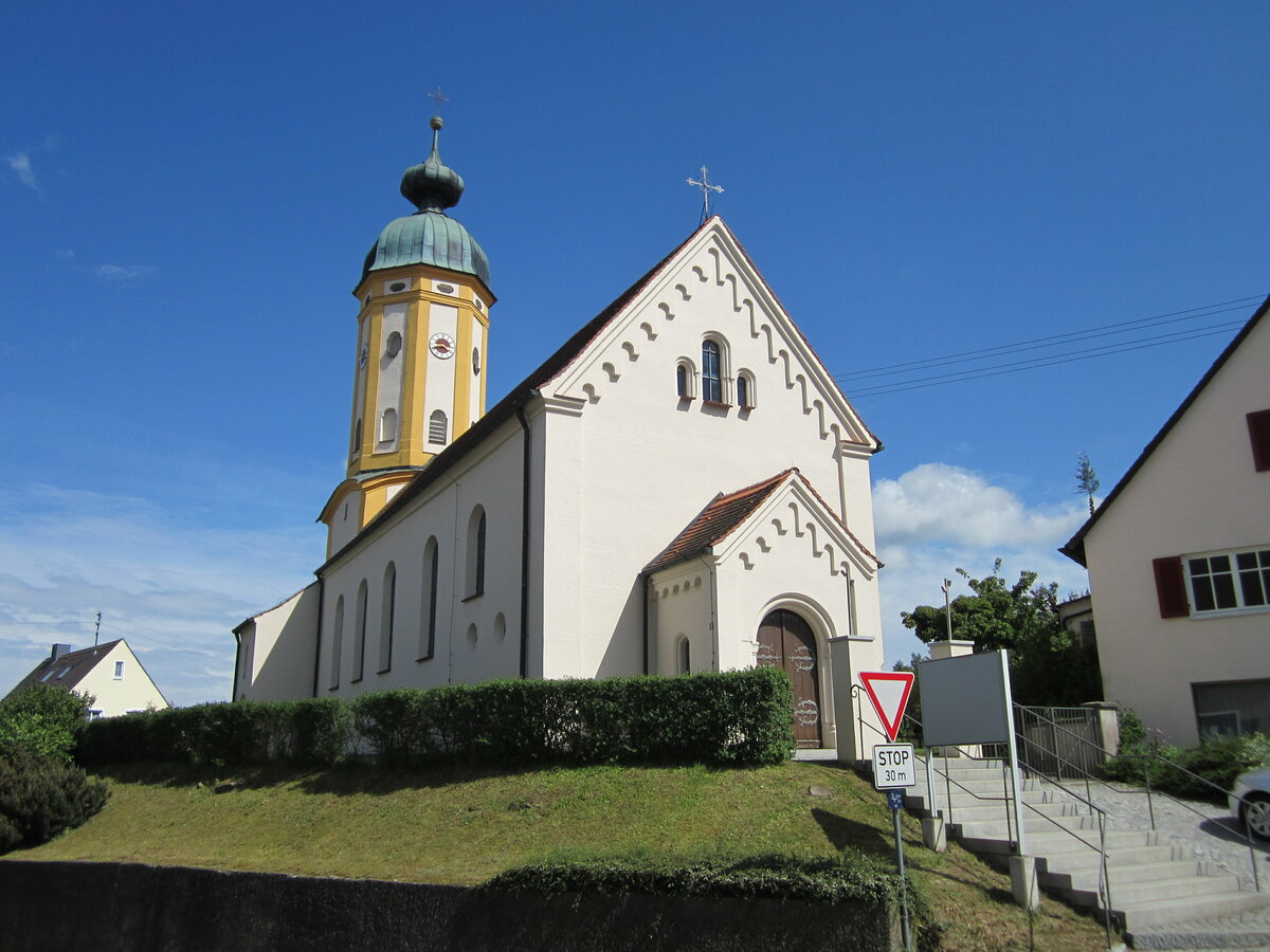 Biburg, kath. Pfarrkirche St. Andreas, Chorturmkirche aus dem 12. Jahrhundert, umgestaltet 1738 durch Christian Stark, Turmoberbau 1772 von Johann Martin Pentenrieder, 1884 verlngert (23.05.2014)