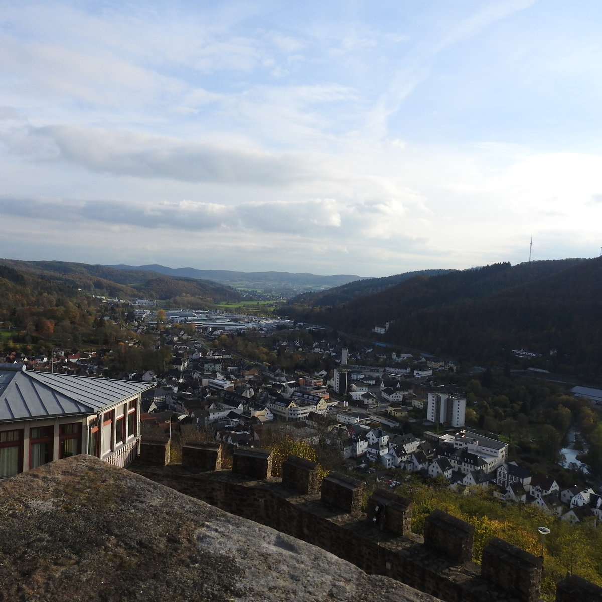 BIEDENKOPF/HESSEN-BLICK VOM LANDGRAFENSCHLOSS
Vom hoch ber der Stadt und Luftkurort im Norden Mittelhessens gelegenen Landgrafenschloss,Mitte des
15. Jahrhunderts von HEINRICH III. VON HESSEN erbaut,hat man,wie hier am 26.10.2017,einen
herrlichen Blick ber die Stadt und ihre Mittelgebirgs-Landschaft....