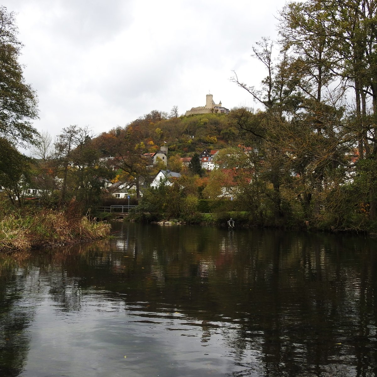 BIEDENKOPF/HESSEN-LAHN UND LANDGRAFENSCHLOSS
Die Stadt im Norden Mittelhessens an der Grenze zu Nordrhein-Westfalen im oberen Lahntal blick auf eine
700-jhrige bewegte Geschichte zurck-hier am 26.10.2017 der Blick vom Lahnwehr auf den
Schlossberg und das Landgrafenschloss.....