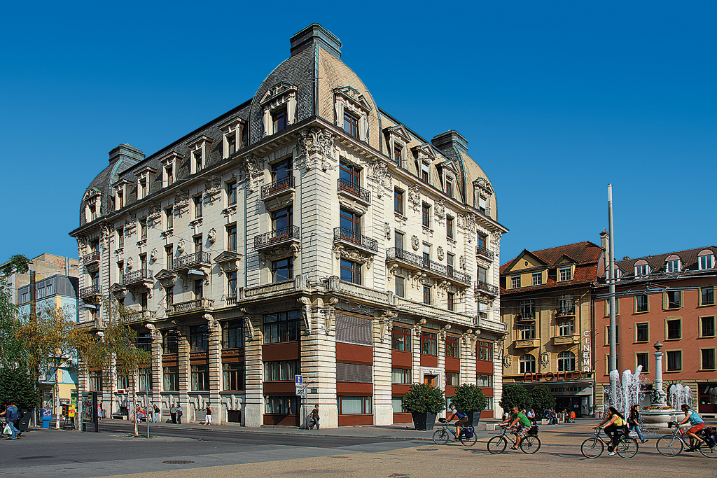 Biel/Bienne, Kontrollgebude am Zentralplatz. Aufnahme vom 27. April 2010, 17:21