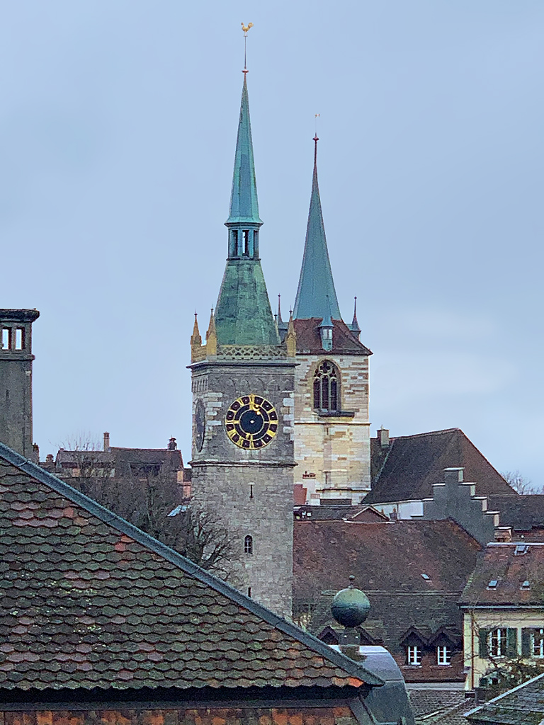 Biel/Bienne. 
Links der grosse Burgturm/Pulverturm wurde 1843 von Architekt Alexander Khli mit Materialien und dem alten Turmhelm, des abgebrochenen Zeitglockenturms an der Schmiedengasse, aufgestockt und erhielt seine Uhr und seinen Namen.
Rechts der Turm der ref. Stadtkirche, ehemals St. Benedikt. Turm nach missglckter Erhhung 1481 eingestrzt, bis 1490 neu aufgebaut, Spitzhelm von Hans Dyck 1549-51.
Aufnahme vom 25. Dez. 2020