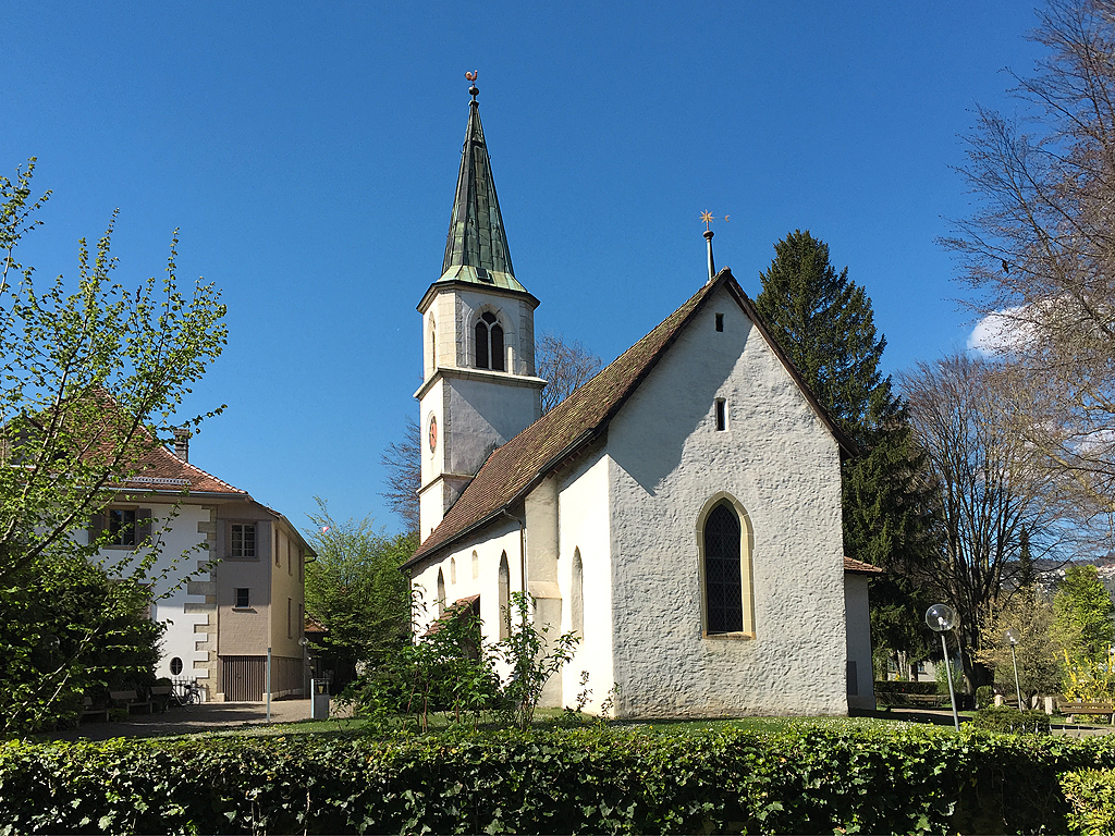 Biel/Bienne, ref. Kirche St. Stephan im Quartier Mett/Mche. Der Ursprung des Gebudes reicht bis ins 4. Jahrhundert zurck. Nach zahlreichen Umbauten erfolgte im 13./14. Jahrhundert der Bau des heutigen Kirchgebudes. Es wurde 1871/72 mit einem Glockenturm ergnzt. Aufnahme Richtung Westen vom 10. April 2017, 11:21