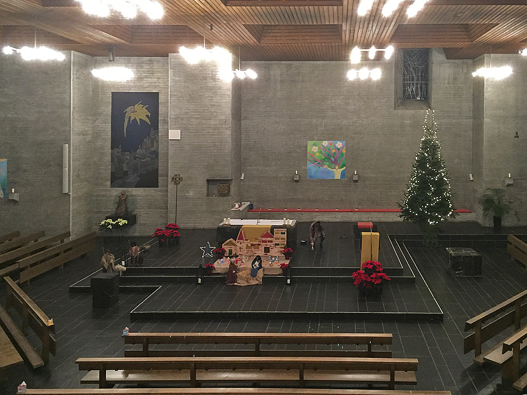 Biel/Bienne, rm.-kath. Kirche Christ-Knig, Betonbau 1967-68 von Walter Moser. Innenaufnahme der Kirche mit Blick von der Empore Richtung Chor. Der mit Weihnachtsmotiven teilweise verdeckte Altar besteht aus Marmor und wiegt 8 Tonnen. Foto nach der Mitternachtsmesse vom 25. Dez. 2017, 00:31