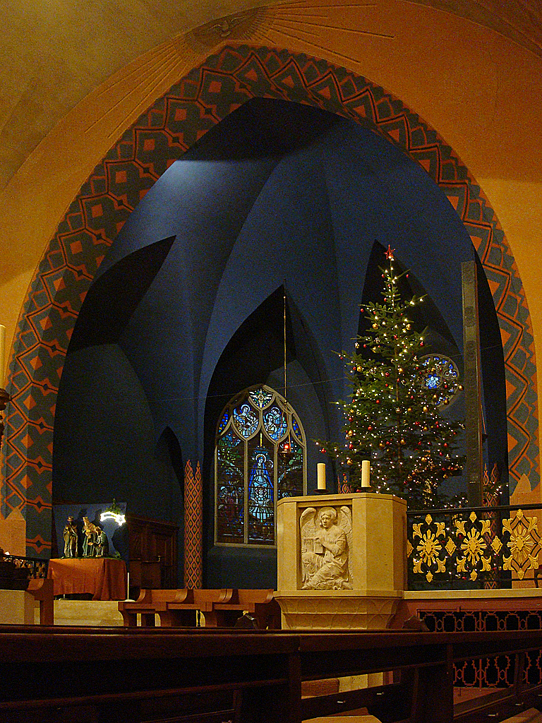 Biel/Bienne, rm.-kath. Kirche St. Marien (Maria Immaculata). Innenaufnahme mit eingezogenem Chor der neugotischen Oberkirche, 24. Dez. 2017, 15:12