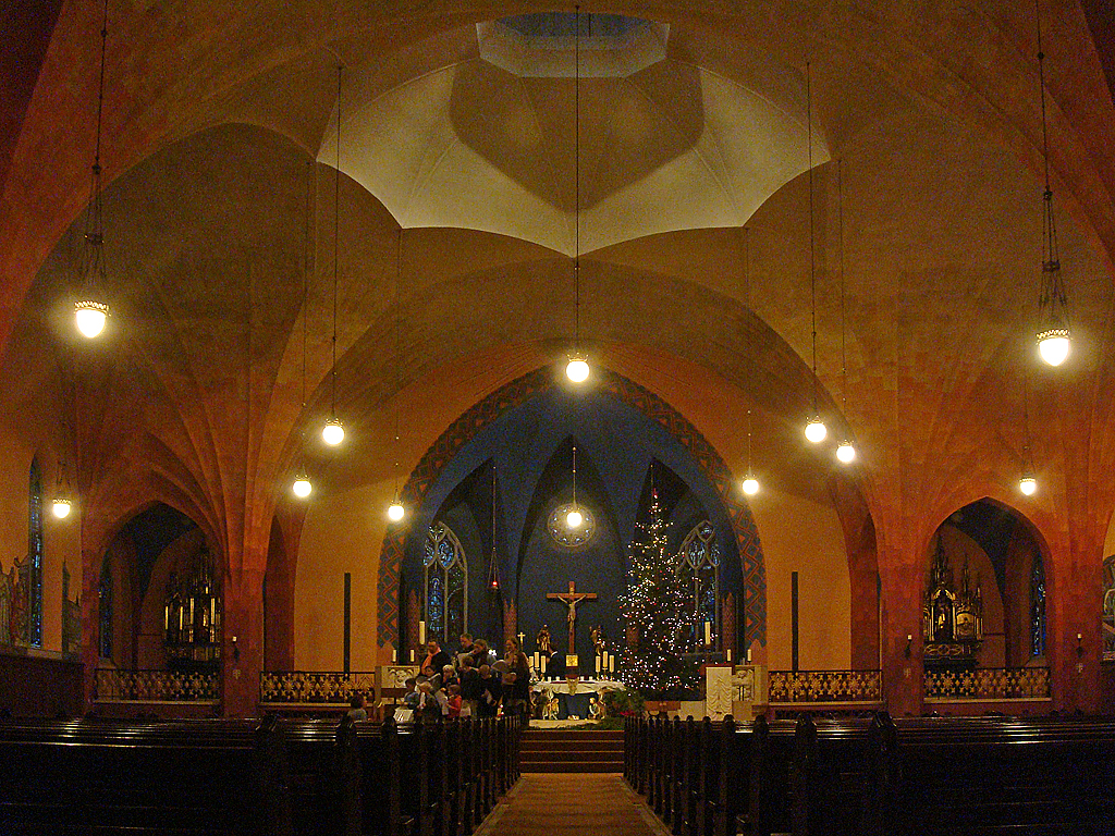 Biel/Bienne, rm.-kath. Kirche St. Marien (Maria Immaculata). 1926-29 von Adolf Gaudy in den Hang gestaffelte neugotische Doppelkirche. Innenaufnahme Richtung Norden und den eingezogenen Chor sowie Kuppel der Oberkirche, 24. Dez. 2017, 15:08