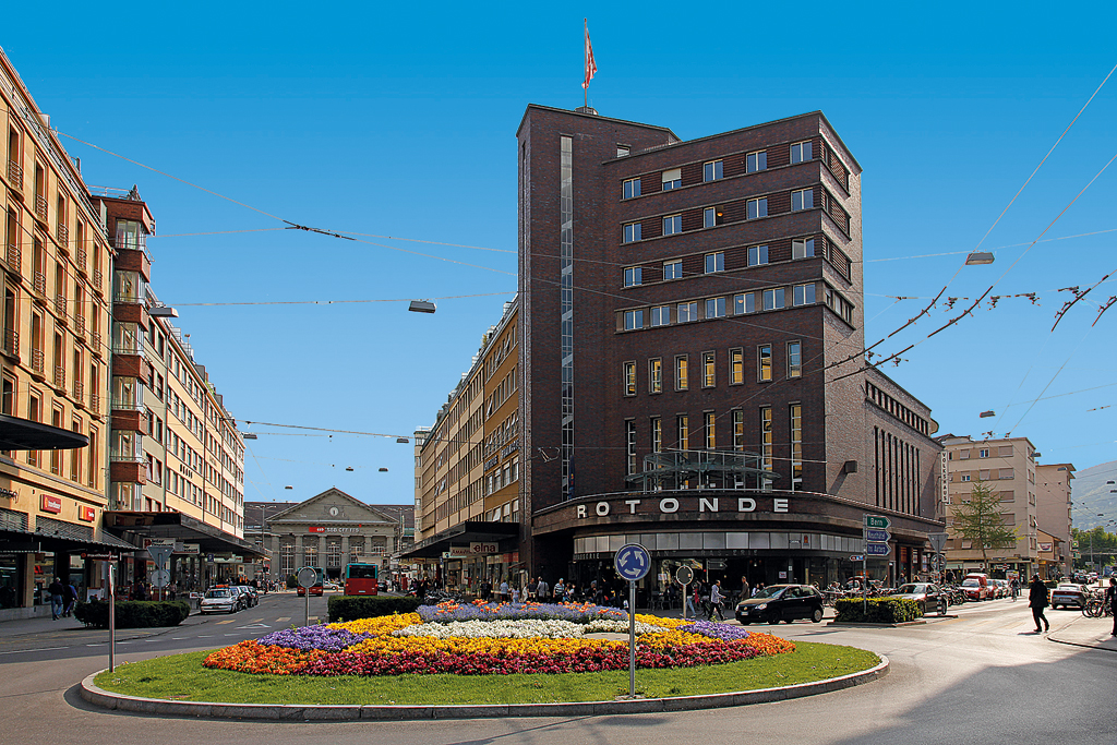 Biel/Bienne, Volkshaus. Ein Bau aus den 1920er Jahren beim General-Guisan-Platz/Bahnhofstrasse. Aufnahme vom 27. April 2010, 17:32