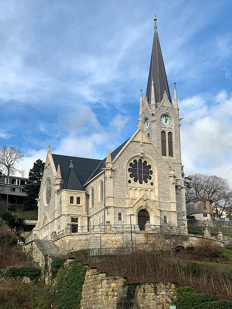 Biel/Bienne.
Franzsische reformierte Kirche in Biel, frz: glise du Pasquart  Bienne. 1902-04 von August Haag in spter Neuromanik nach Plnen von Armin Stcklin. Auf Hangterrasse kreuzfrmige Emporenkirche mit seitlichem Glockenturm.
Aufnahme vom 25. Dez. 2020