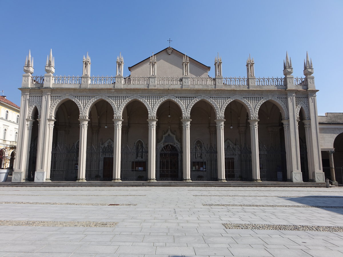 Biella, Kathedrale St. Stefano, dreischiffiger gotischer Dom, erbaut ab 1402, Fassade von 1852 (05.10.2018)