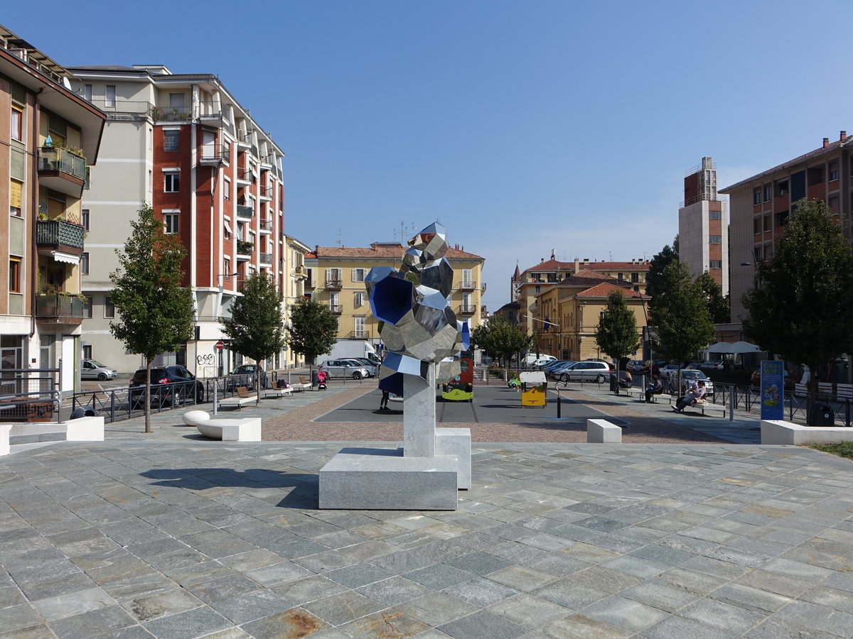 Biella, Kunstwerk an der Piazza Eugenio Curiel (05.10.2018)