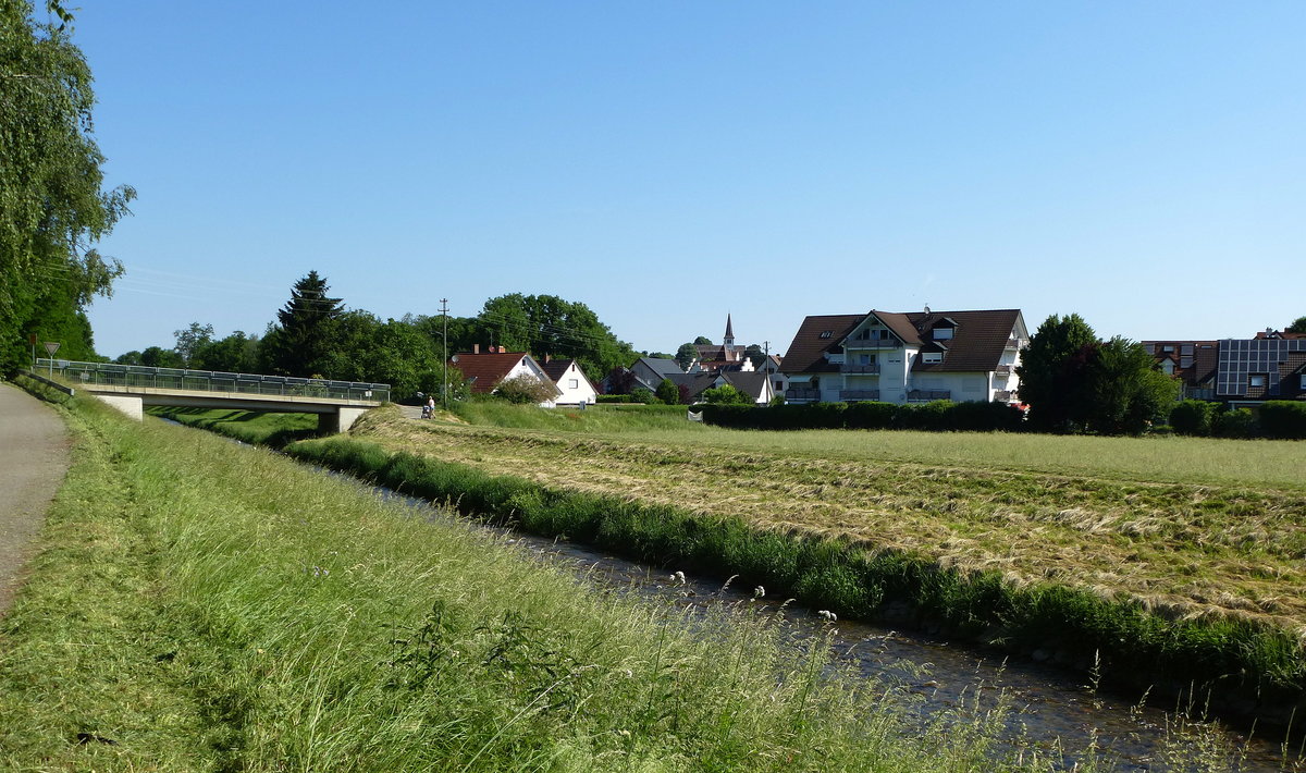 Biengen, Blick von Sden auf den Ort am Flchen Neumagen, Mai 2017