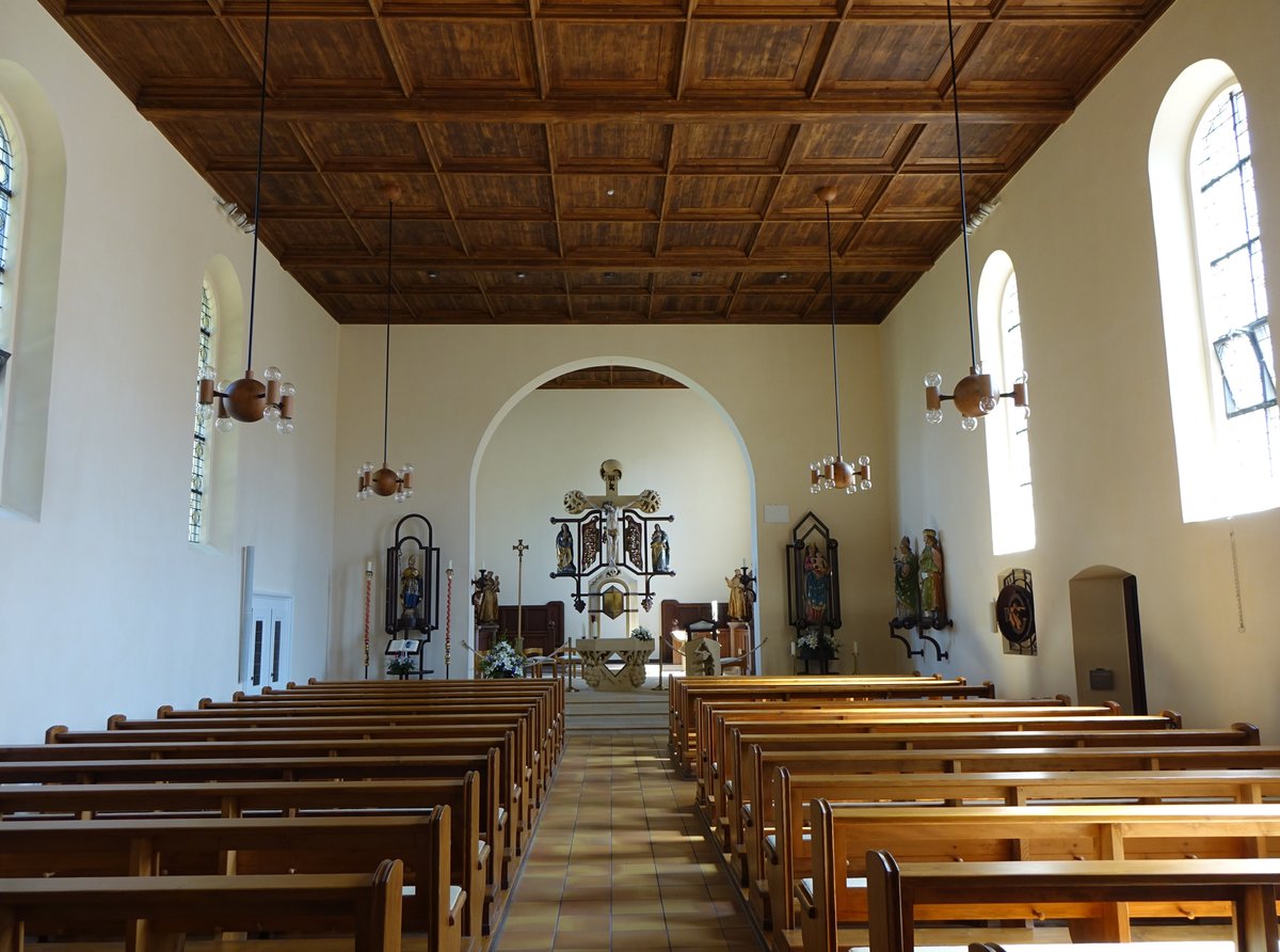 Biengen, Innenraum der St. Leodegar Kirche, gestaltet von 1986 bis 1987 durch Helmut Lutz (15.08.2016)