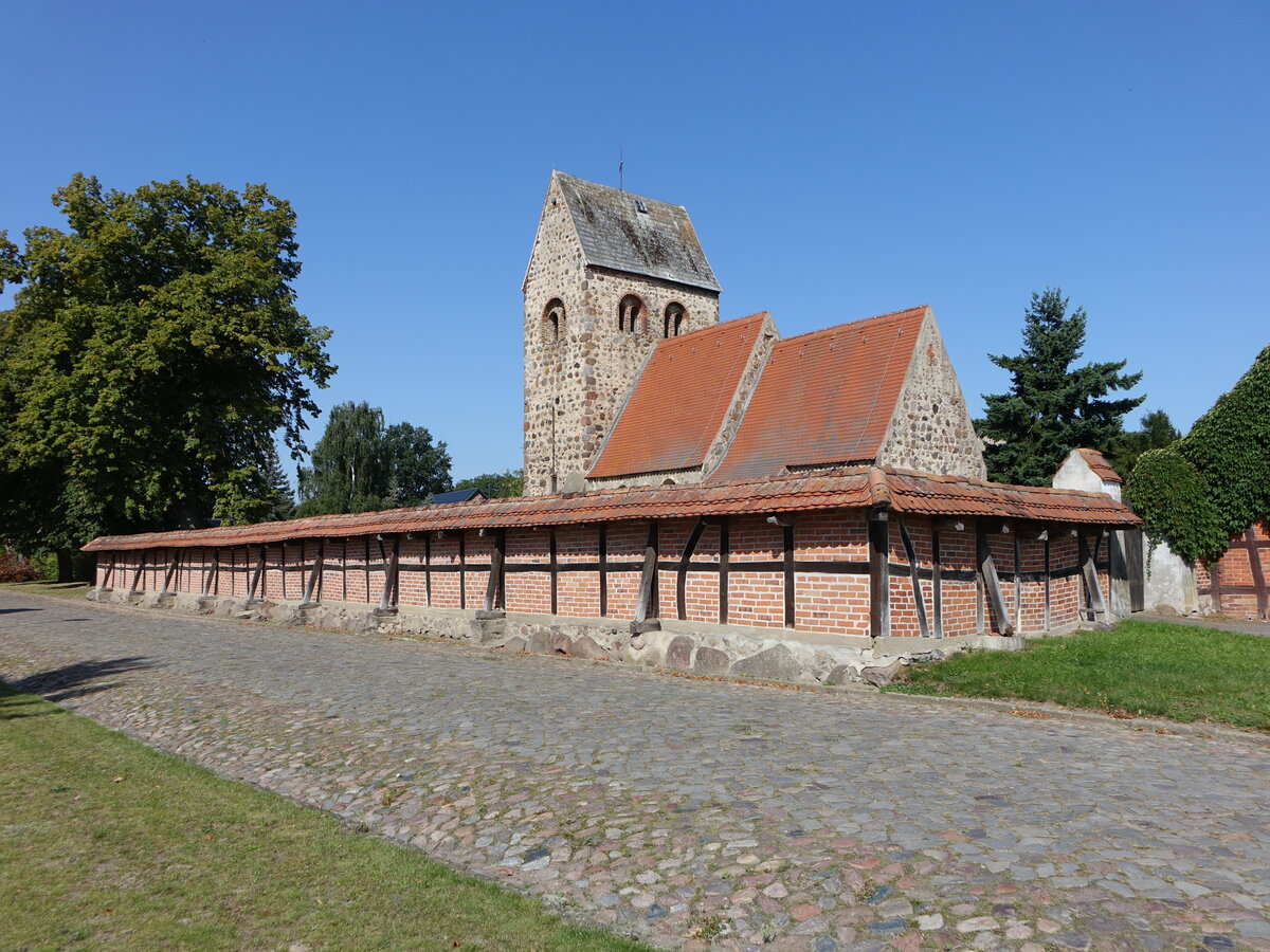 Biesenthal, evangelische Kirche, sptromanischer Feldsteinbau aus dem Ende des 12. Jahrhundert (13.08.2025)