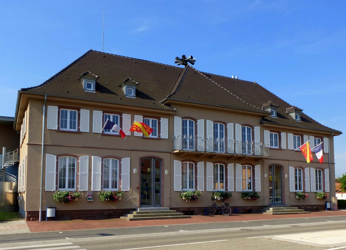 Biesheim im Oberelsaß, das Rathaus der ca.2500 Einwohner zählenden Gemeinde, wurde 1962 neu errichtet, Juli 2013
