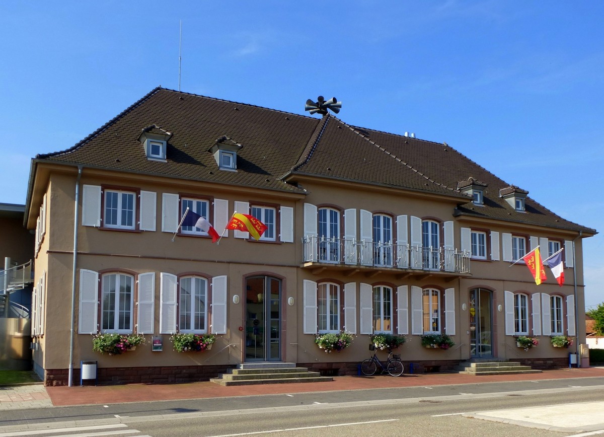 Biesheim im Oberelsa, das Rathaus der ca.2500 Einwohner zhlenden Gemeinde, wurde 1962 neu errichtet, Juli 2013