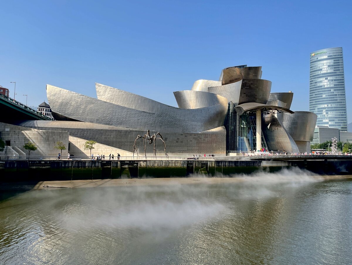 Bilbao, Guggenheim-Museum, aus Titan, Glas und Kalkstein, Stilrichtung Dekonstruktivismus, Baujahr 1997 - Fotografiert am 15. Juni 2022