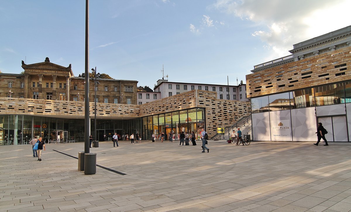 Bilder von der “Neuen Mitte“ Wuppertals rund bzw. aus dem neuen Wuppertaler Hauptbahnhof der der herausragenden Bedeutung Wuppertals, als erstem groen Industriezentrums unseres Landes, das die damals kleinen Stdtchen des angrenzenden und aus Wuppertal hervorgegangenen Ruhrgebiets und Stdte wie Dsseldorf und Leverkusen (Bayer nebst Aspirin etc. kommt aus Wuppertal!!!) mit nach oben zog, nun endlich wenigstens in Anstzen gerecht wird! Neue  Citiy Plaza  vor der Bahnhofs-Mall. Aufnahme-Datum: 19.09.2018