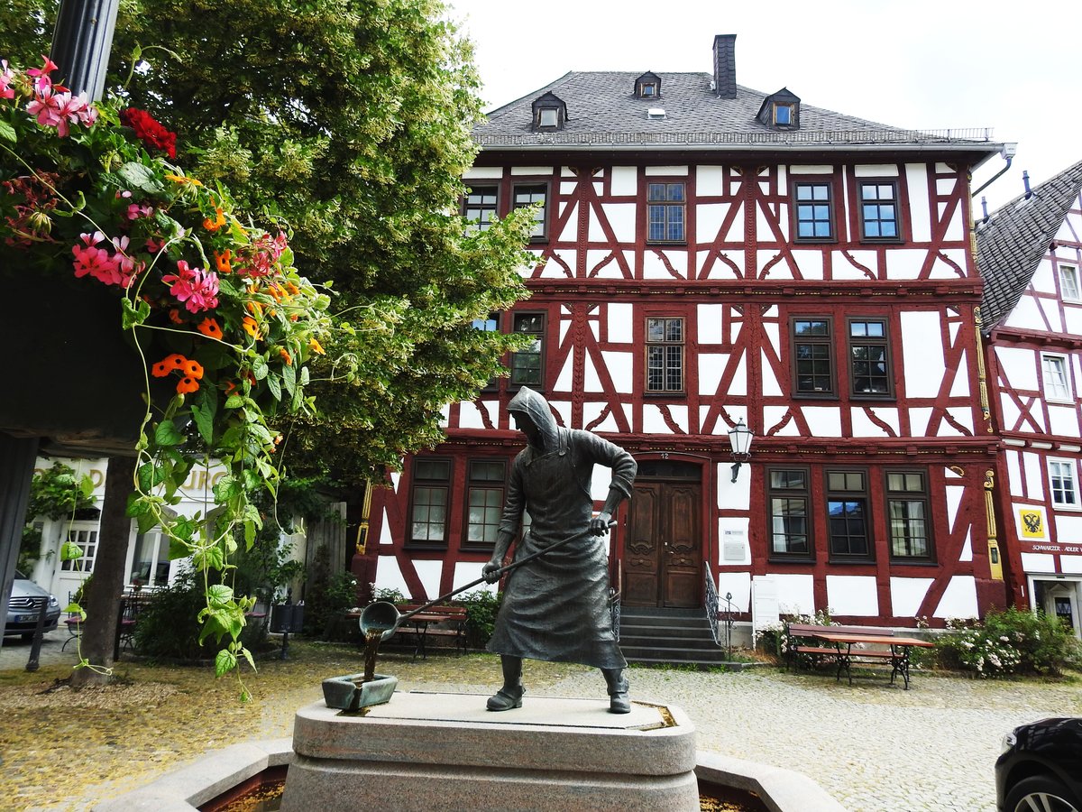 BILDSCHNES WESTERWLDER BAROCK-FACHWERK IN DILLENBURG/HESSEN
Wirklich eines der schnsten Fachwerkhuser in der alten ORANIENSTADT DILLENBURG ist  HAUS STREMMEL ,
um 1650 errichtetes ehemaliges Gasthaus....am 4.7.2019