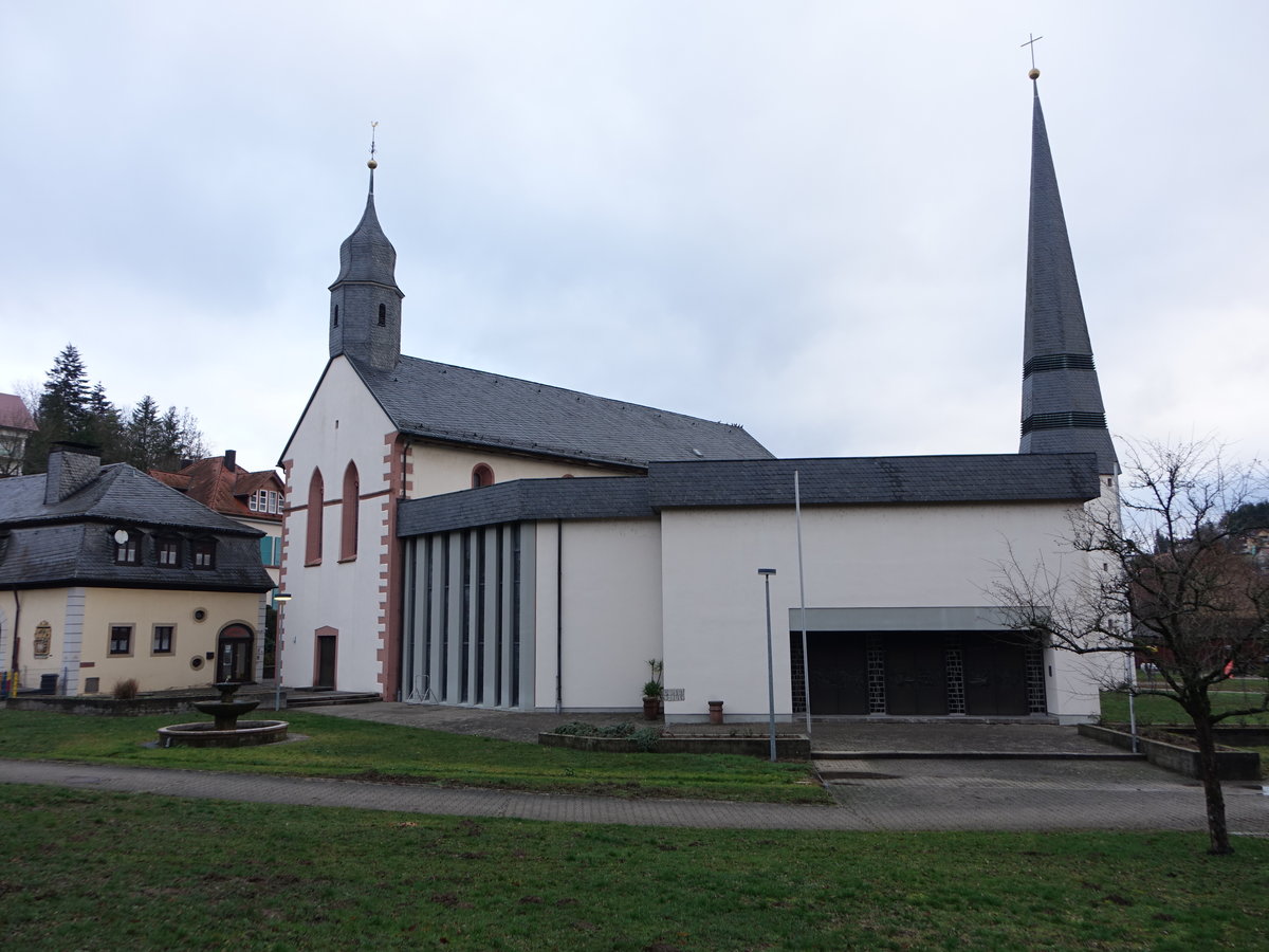 Billigheim, kath. Pfarrkirche St. Michael, erbaut im 12. Jahrhundert, moderne Erweiterung von 1971 bis 1975 (24.12.2018)