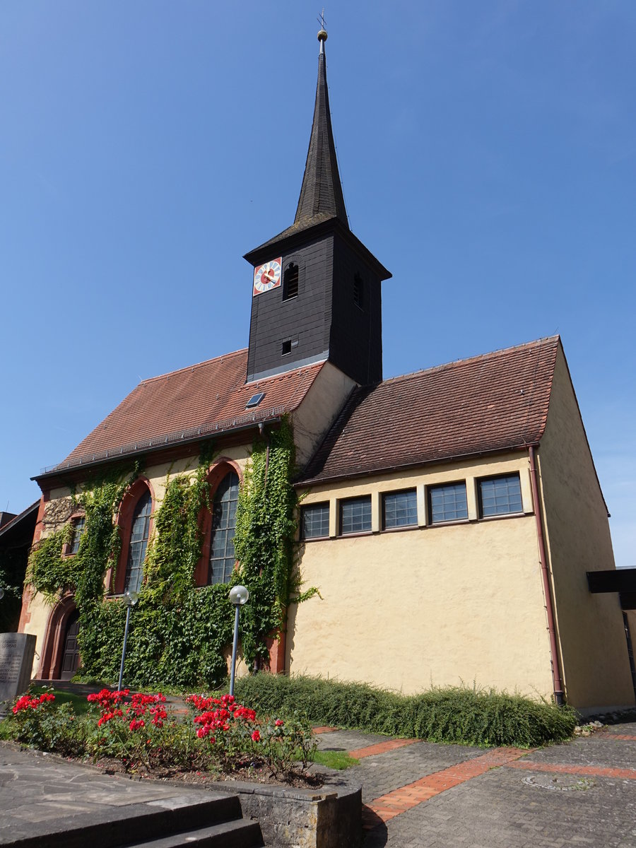 Billingshausen, Ev. Kirche in der Untertorstrae, Saalkirche mit Satteldach und verschiefertem Dachreiter mit Spitzhelm, erbaut 1585 (15.08.2017)