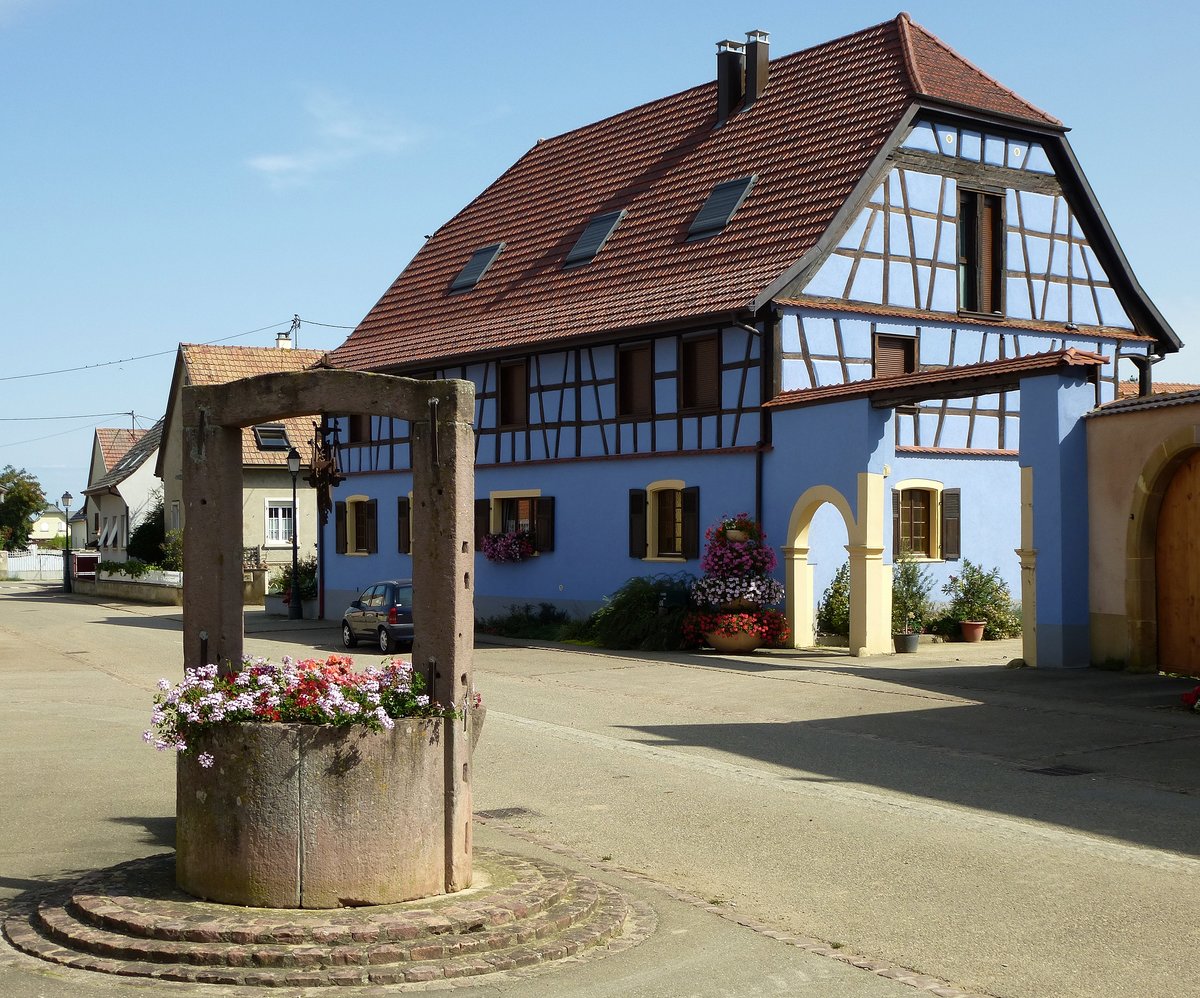 Biltzheim, Dorfbrunnen und Fachwerkhaus im Ortszentrum, Aug.2017