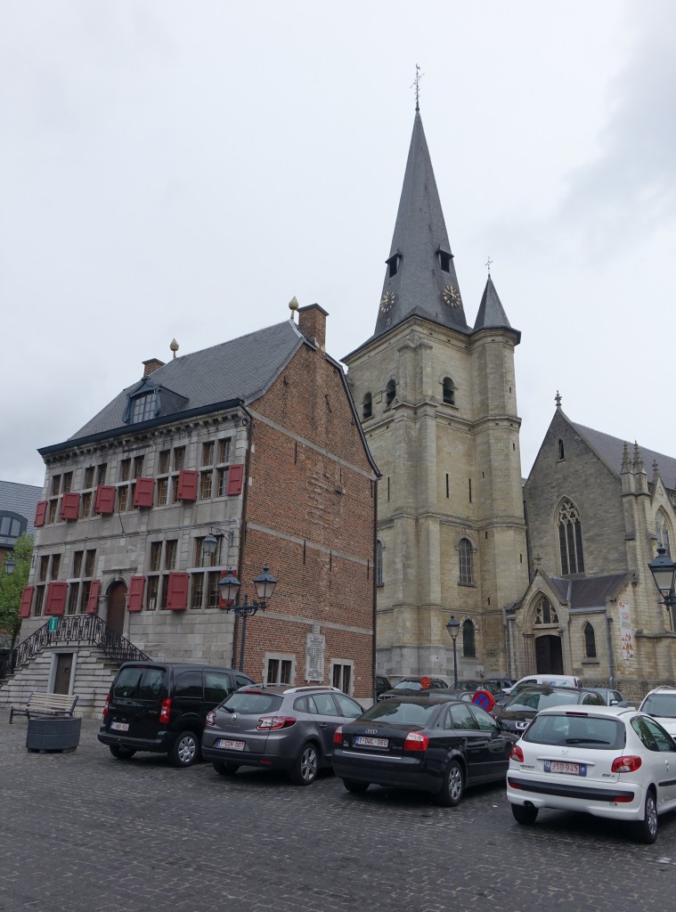 Bilzen, Rathaus und neugotische St. Mauritius Kirche am Markt (25.04.2015)