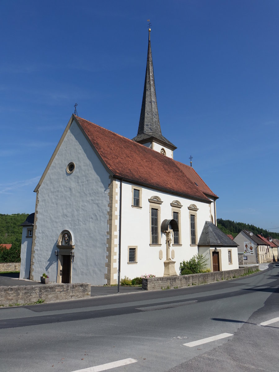 Binsfeld, katholische Pfarrkirche St. Nikolaus, Saalkirche mit Satteldach und eingezogenem Dreiseitchor, Chorflankenturm mit Spitzhelm, erbaut ab 1719 (26.05.2018)
