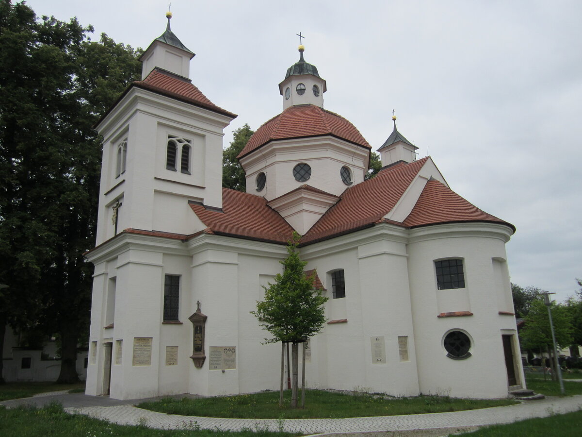 Binswangen, Bruderschaftskapelle St. Maria vom Skapulier, Zentralbau ber Grundriss eines griechischen Kreuzes mit Kuppel und zwei Trmen, erbaut 1617 durch Johann Alberthal (13.07.2014)