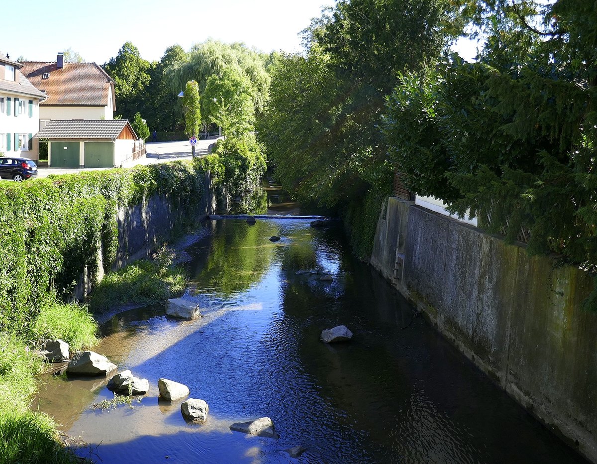 Binzen, Blick von der Fugngerbrcke auf die Kander fluaufwrts, Sept.2020