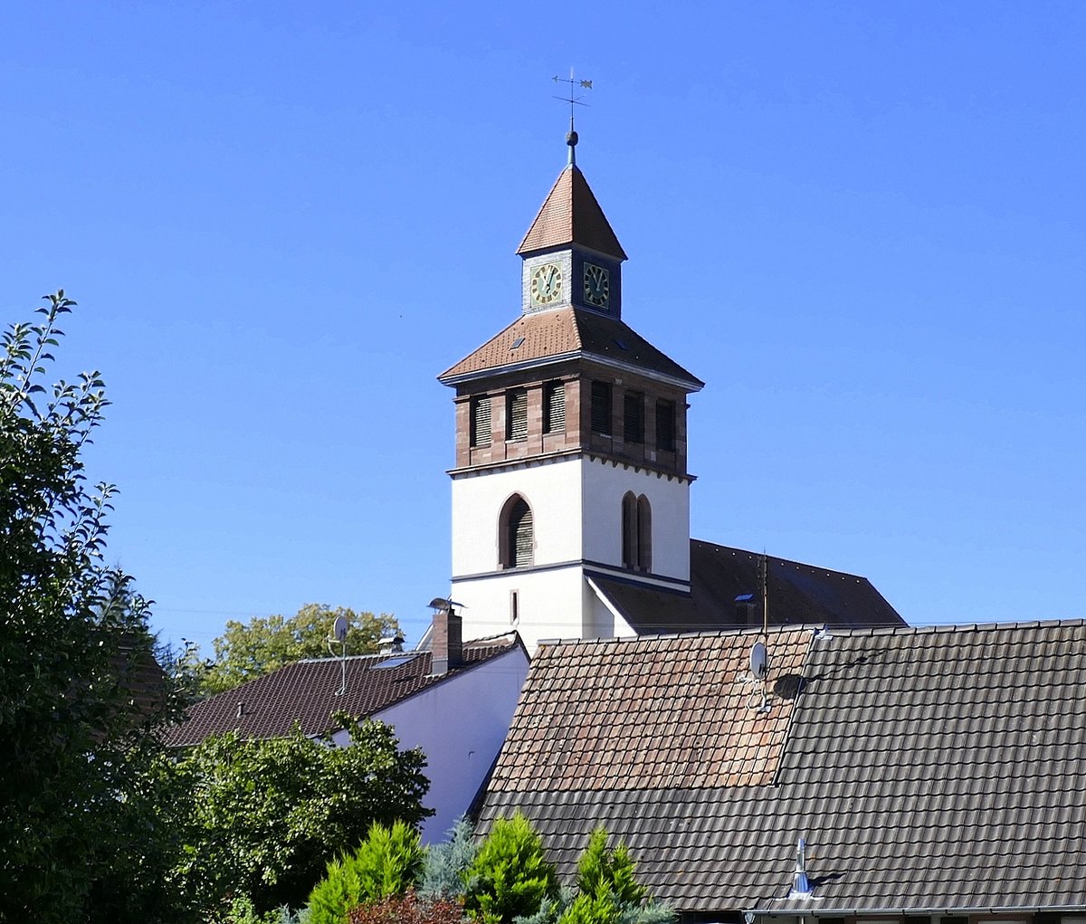 Binzen, Blick über die Dächer des Ortes zum Turm der Laurentiuskirche, Sept.2020