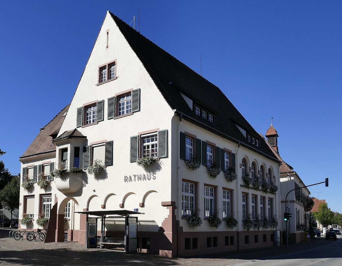 Binzen, das Rathaus der ca. 3000 Einwohner zhlenden Gemeinde im vorderen Kandertal / Sdschwarzwald, Sept.2020
