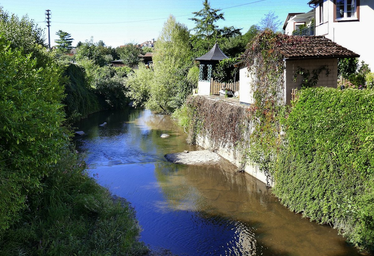 Binzen, das Schwarzwaldflchen Kander durchfliet den Ort und mndet ein paar Kilometer weiter in den Rhein, Sept.2020