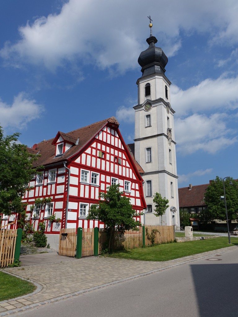 Binzwangen, Pfarrkirche St. Sebastian und Pfarrhaus, Kirche erbaut von 1749 bis 1751 durch Johann Georg Entenberger, Pfarrhaus erbaut 1772 (14.05.2015)