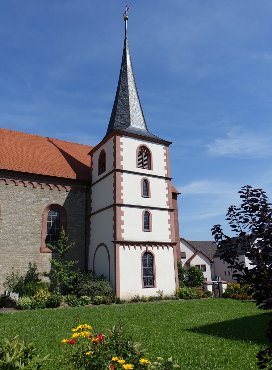 Birkenfeld, Pfarrkirche St. Valentin, Teilweise verputzte Saalkirche mit Satteldach sowie eingezogenem Chor mit Rundapsis, seitlicher Turm mit Spitzhelm, romanisches Erdgeschoss des Turmes 12./13. Jahrhundert, neuromanisches Langhaus von 1841 (15.08.2017)