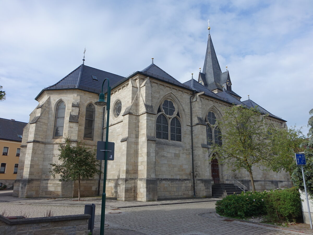 Birkungen, kath. Pfarrkirche St. Johannes, erbaut von 1885 bis 1886, sptgotische dreischiffige Hallenkirche (01.07.2023)