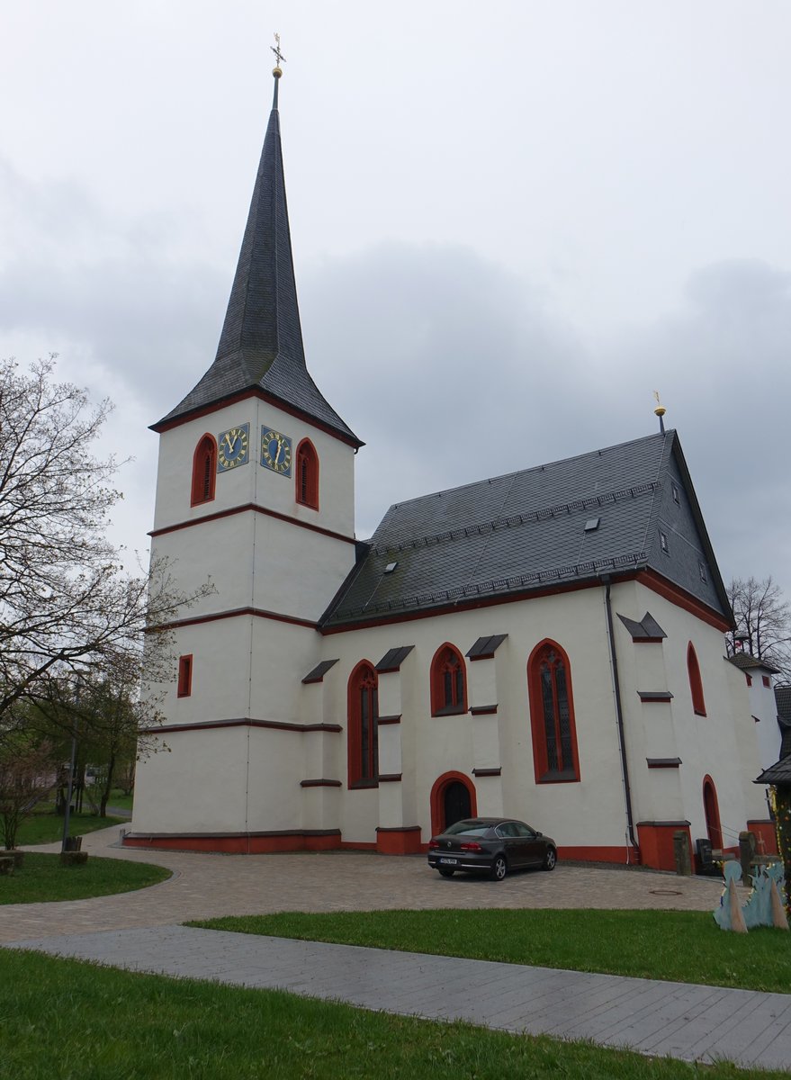Birnbaum, Katholische Pfarrkirche St. Stephan, Saalkirche, Langhaus und eingezogener Polygonchor mit Streben besetzt, dreigeschossiger Chorseitenturm mit Spitzhelm, um 1500 (15.04.2017)