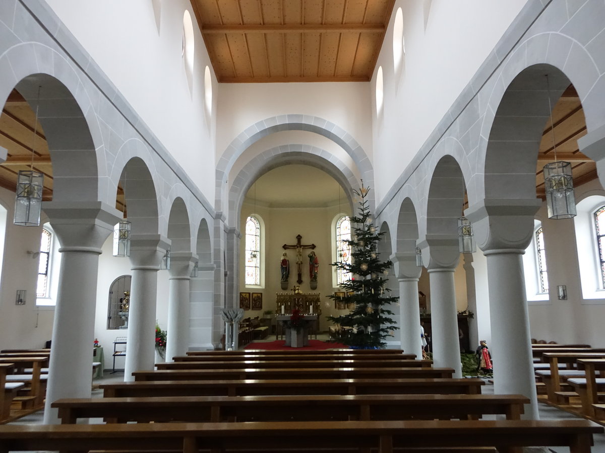 Birndorf, dreischiffiger Innenraum in der Hl. Kreuz Kirche (31.12.2018)