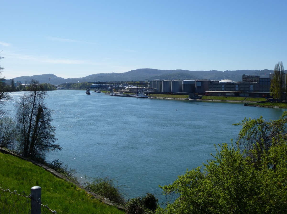 Birsfelden, der Industriehafen am Rhein wurde 1937-40 erbaut, April 2015