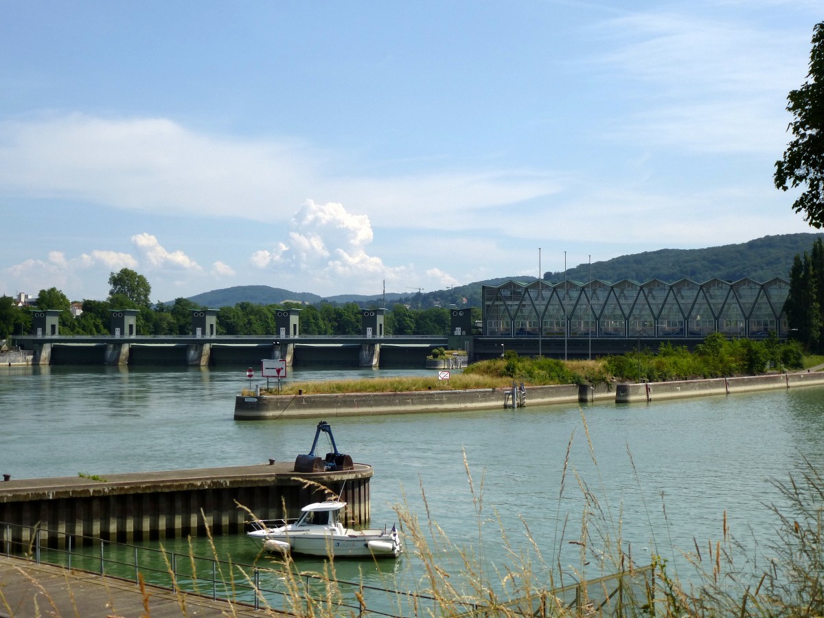 Birsfelden im Kanton Basel, Blick von der Schleuseneinfahrt zum Stauwehr links und der glsernen Turbinenhalle des Rheinkraftwerkes, erbaut 1953-54, Juni 2015