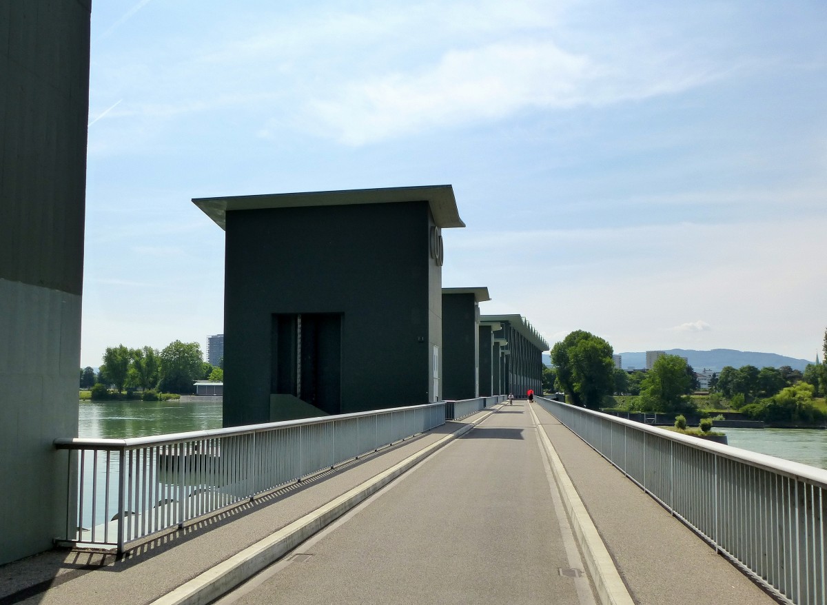 Birsfelden, die Strae ber das Stauwehr, dahinter die Turbinenhalle des Rheinkraftwerkes, Juni 2015