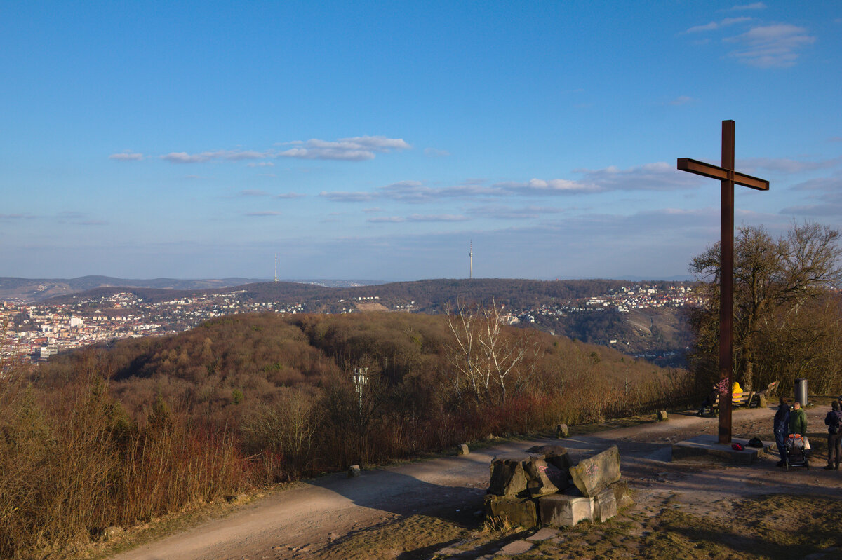 Bis in die 1940er waren es Gebude, heute ist es ein Ausflugsziel. Um 40 Meter auf 509 m . NHN ist der Birkenkopf in den 1950ern angewachsen, als man smtlichen Kriegsschutt der Stadt Stuttgart endlagern musste. Daher rhrt auch sein Spitzname  Monte Scherbelino . Am sonnigen 05.03.2022  konnte man den Blick u.a. auf den Fernsehturm und den Fernmeldeturm schweifen lassen. 