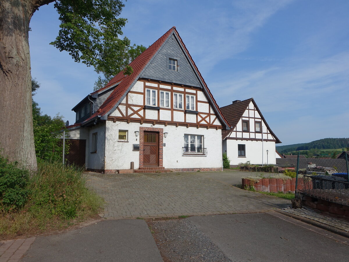 Bischhausen, Fachwerkhäuser am Kirchplatz (04.06.2022)