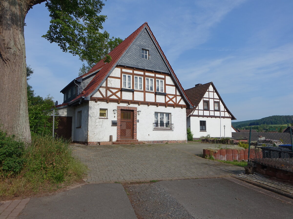 Bischhausen, Fachwerkhuser am Kirchplatz (04.06.2022)