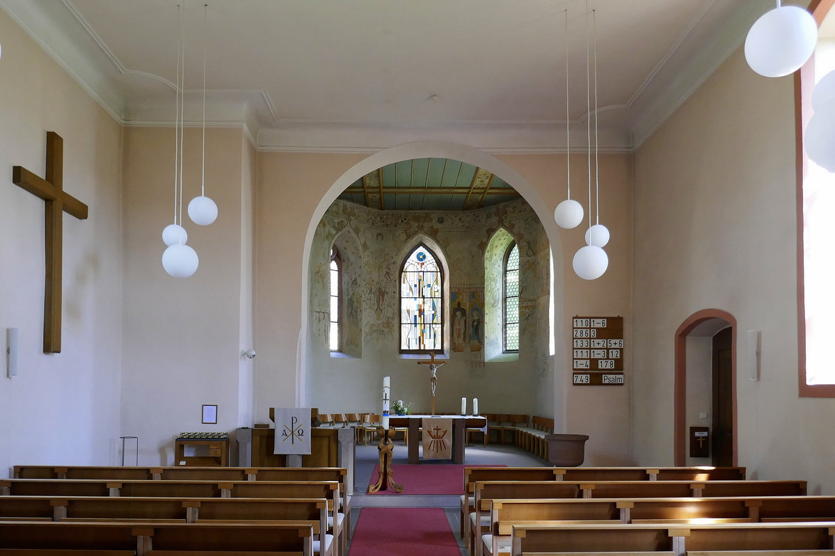 Bischoffingen am Kaiserstuhl, Kirche St.Laurentius, Blick zum gotischen Chorraum mit den 1908 freigelegten Fresken, Mrz 2020