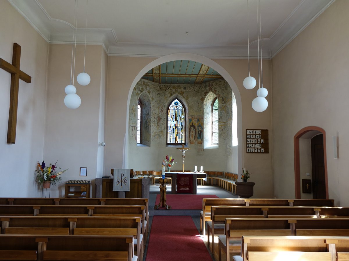 Bischoffingen, Innenraum der Ev. St. Laurentius Kirche, der Chor ist mit Fresken aus dem 15. Jahrhundert geschmckt (14.08.2016)