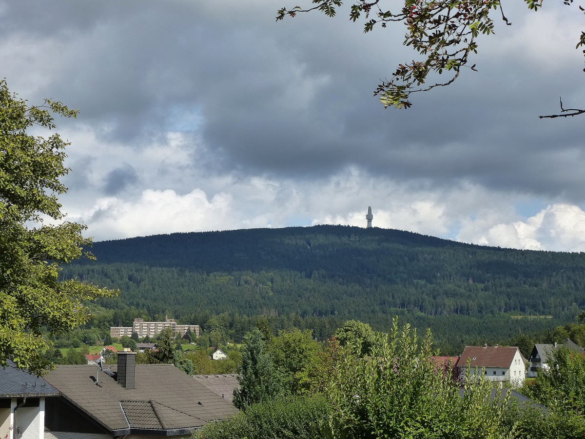 Bischofsgrn, Blick vom Ort zum Schneeberg, mit 1051m hchste Erhebung im Fichtelgebirge, Aug.2014